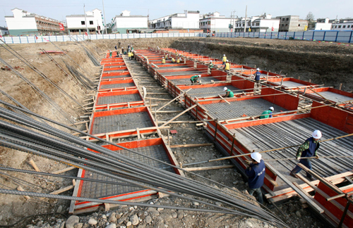 11月22日,建筑工人在蘇州援建的綿竹市孝德中學(xué)學(xué)生宿舍樓工地施工。10月份以來,蘇州市對口支援四川省綿竹市地震災(zāi)后恢復(fù)重建首批10個項目已經(jīng)在孝德、東北、土門、廣濟、齊天、興隆六個鎮(zhèn)順利開工建設(shè)。第二批25個項目正在抓緊辦理前期手續(xù),預(yù)計明年元旦前后即可全面開始施工。新華社記者 戚振林 攝