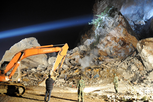 11月24日,工作人員在碎石中搜救失蹤人員。記者從廣西鳳山縣山體崩塌地質(zhì)災(zāi)害現(xiàn)場臨時指揮部了解到,截至24日凌晨3時,廣西鳳山山體崩塌地質(zhì)災(zāi)害事故已造成5人死亡6人受傷1人失蹤,目前搜救工作還在持續(xù)。新華社記者 張愛林 攝