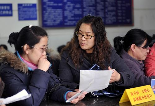 2月16日,兩位求職者在濟南市“春風(fēng)送崗位”招聘會現(xiàn)場交流信息。 新華社記者 朱崢 攝