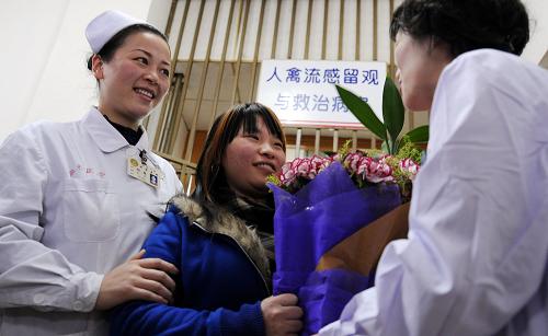 2月17日,舒某在出院時(shí)向湘雅醫(yī)院醫(yī)護(hù)人員送花致謝。 新華社記者 趙眾志 攝