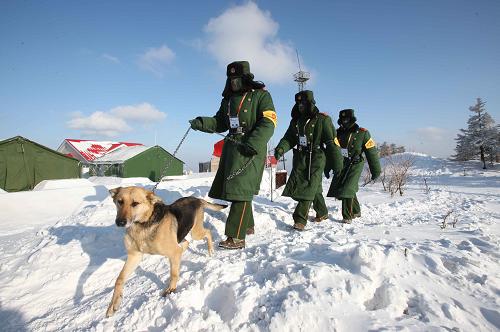 2月17日,幾名武警戰(zhàn)士在亞布力賽區(qū)巡邏執(zhí)勤。第24屆世界大學(xué)生冬季運(yùn)動(dòng)會(huì)將于2月18日在哈爾濱開幕,黑龍江森林總隊(duì)的官兵將在運(yùn)動(dòng)會(huì)期間擔(dān)負(fù)亞布力和帽兒山兩處賽區(qū)外圍設(shè)卡、封控、制高點(diǎn)監(jiān)控等執(zhí)勤任務(wù)。 新華社記者 孟永民 攝
