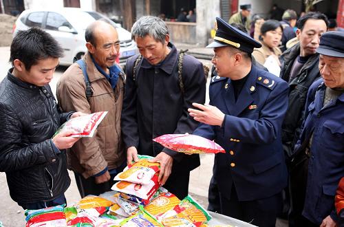 2月17日,工商執(zhí)法人員在四川省華鎣市高興鎮(zhèn)一種子銷售點向前來購買種子的農(nóng)民現(xiàn)場傳授識假辨劣的方法。 春耕生產(chǎn)在即,四川省華鎣市工商部門專門組織“紅盾護農(nóng)流動服務(wù)隊”,深入農(nóng)村銷售網(wǎng)點嚴檢細查農(nóng)資產(chǎn)品質(zhì)量,深入田間地頭給農(nóng)民傳授春耕物資的識假辨劣方法,確保農(nóng)民用上放心春耕農(nóng)資。 新華社發(fā)(邱海鷹 攝)