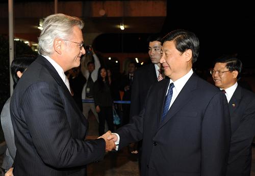 這是巴西外交部副部長(zhǎng)雅瓜里貝到機(jī)場(chǎng)迎接習(xí)近平副主席。 新華社記者 黃敬文 攝