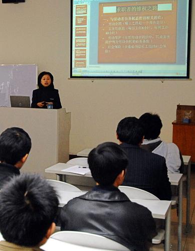 2月19日,在杭州市第二人力資源市場的一間教室,一些外來務(wù)工人員在參加免費的維權(quán)知識培訓(xùn)課程。 新華社記者 黃深鋼 攝