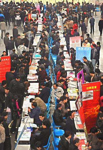 2月18日,在義烏市人力資源市場(chǎng),眾多義烏民營(yíng)企業(yè)設(shè)攤廣招農(nóng)民工。 新華社記者 譚進(jìn) 攝