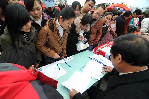 2月20日,求職者在“青春送崗位”招聘會現(xiàn)場應(yīng)聘。 當日,廣西柳州市舉辦“青春送崗位”大型公益招聘會,數(shù)百家用人單位提供就業(yè)崗位3000多個。為促進就業(yè),柳州市近期開展了“天天招聘會”、“春風(fēng)送崗位”等多種活動,積極為求職者和用人單位搭建溝通橋梁。 新華社發(fā)(黃孝邦 攝)