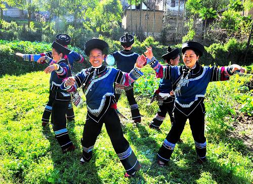2月18日,么龍旱村文藝活動(dòng)隊(duì)的哈尼族婦女表演原生態(tài)樂作舞《開秧門》。初春二月,地處河谷地區(qū)的云南省紅河哈尼族彝族自治州紅河縣甲寅鄉(xiāng)進(jìn)入春耕生產(chǎn)時(shí)節(jié)。該鄉(xiāng)農(nóng)民表演隊(duì)走村串寨,為春耕開犁唱響報(bào)春曲。甲寅鄉(xiāng)村村寨寨都有由能歌善舞的哈尼族村民自發(fā)組成的鄉(xiāng)村文藝表演隊(duì),排演反映當(dāng)?shù)厣贁?shù)民族勞動(dòng)生活的原生態(tài)歌舞。這10多支文藝隊(duì)伍常年活躍在田間地頭,為鄉(xiāng)親們在勞動(dòng)之余排遣疲勞、增添樂趣。 新華社記者 陳海寧 攝