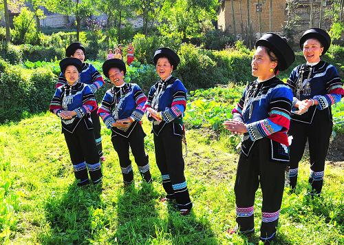 2月18日,么龍旱村文藝活動(dòng)隊(duì)的哈尼族婦女表演原生態(tài)樂作歌舞《春天到》。 新華社記者 陳海寧 攝