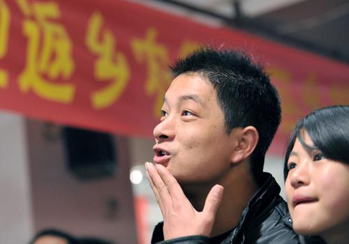 2月20日,農(nóng)民工在招聘會(huì)上覓職。當(dāng)日,重慶市渝中區(qū)組織就業(yè)崗位2154個(gè),定向培訓(xùn)崗位4410個(gè),將農(nóng)民工招聘會(huì)開進(jìn)農(nóng)民工勞務(wù)市場(chǎng),使用工單位和培訓(xùn)單位與節(jié)后進(jìn)城的農(nóng)民工面對(duì)面交流。重慶市勞動(dòng)保障部門通過(guò)開展幫助農(nóng)民工就業(yè)的“春風(fēng)行動(dòng)”,已使近10萬(wàn)名求職者找到了工作崗位。 新華社記者 楊磊 攝