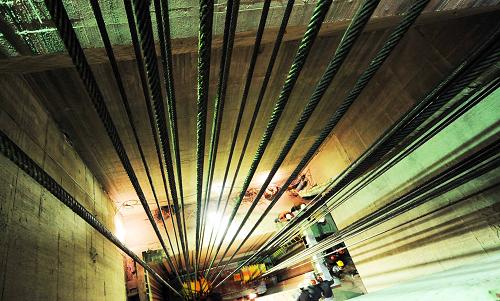 拉西瓦水電站下閘現(xiàn)場(3月1日攝)。 新華社記者 侯德強(qiáng) 攝
