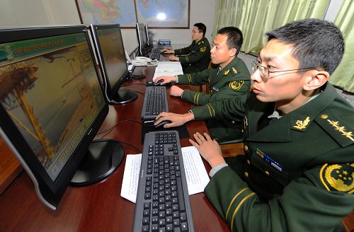 3月11日,大連大窯灣邊防檢查站的執(zhí)勤檢查員在指揮中心通過電子監(jiān)控系統(tǒng)對(duì)港口進(jìn)行監(jiān)護(hù)。大連大窯灣邊防檢查站擔(dān)負(fù)著大連港大窯灣口岸6個(gè)碼頭,34個(gè)泊位出入境(港)船舶、人員的邊防檢查和監(jiān)護(hù)任務(wù)。由于港區(qū)面積過大,邊檢警力不足,大連市于2007年投資數(shù)百萬元在大窯灣港區(qū)建立了智能化數(shù)字指揮中心,利用每個(gè)泊位的電子探頭對(duì)港區(qū)進(jìn)行實(shí)時(shí)監(jiān)督,使邊檢對(duì)港口的管控能力和運(yùn)轉(zhuǎn)效率得到極大提升。 新華社記者 任勇 攝