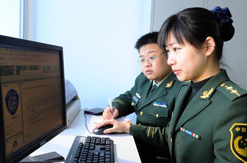 3月11日,大連大窯灣邊防檢查站的執(zhí)勤檢查員呂玥(右)通過互聯(lián)網(wǎng)發(fā)布邊檢信息,解答疑問。大連大窯灣口岸以集裝箱物流為主,班輪較多,要求通關(guān)效率高、作業(yè)時間短。對此,大窯灣邊防檢查站推出了中外船舶“即靠即做、完貨即離”、“首問責(zé)任制”等12項(xiàng)通關(guān)服務(wù)承諾;同時,通過互聯(lián)網(wǎng)隨時解答服務(wù)對象的疑問,還通過手機(jī)短信方式將“天氣潮汐、泊位情況”等信息提前發(fā)送至各船舶公司,使邊檢的服務(wù)水平和通關(guān)效率大幅提高。 新華社記者 任勇 攝