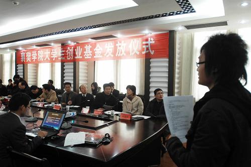 3月12日,襄樊學(xué)院的一名大學(xué)生(右)在介紹創(chuàng)業(yè)項(xiàng)目。 當(dāng)天,湖北襄樊“百萬(wàn)基金助大學(xué)生創(chuàng)業(yè)”大型公益活動(dòng)正式啟動(dòng),襄樊學(xué)院學(xué)生申報(bào)的14個(gè)創(chuàng)業(yè)項(xiàng)目獲得創(chuàng)業(yè)基金的無(wú)償資助。據(jù)介紹,凡有意在襄樊創(chuàng)業(yè)、無(wú)不良記錄和違紀(jì)記錄的大學(xué)生,創(chuàng)業(yè)項(xiàng)目符合國(guó)家及襄樊市產(chǎn)業(yè)導(dǎo)向,均可提出申請(qǐng),經(jīng)基金評(píng)審委員會(huì)審查通過(guò),最高可獲得3萬(wàn)元的無(wú)償資助。 新華社發(fā)(安富斌 攝)