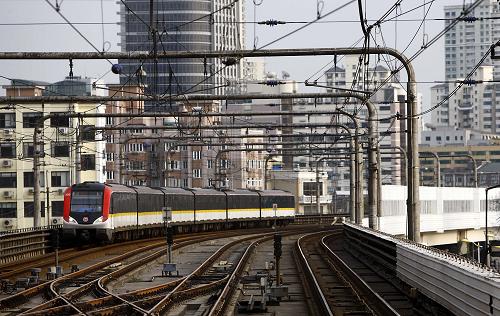 3月11日,一輛列車緩緩駛?cè)肷虾V猩焦珗@地鐵站。3月13日,記者從上海地鐵運營管理部門獲悉,為確保軌道交通安全暢通,從本月起至5月底,上海軌道交通全線將開展一次有史以來規(guī)模最大的運營安全“體檢”。這次安全檢查涉及上海所有正在運營的8條線路、162座車站和8個停車基地,此外還包括在建的7號線、8號線2期、9號線2期等新建線路。地鐵列車的車輛狀況是本次檢查的重點,原先每兩個月一次的深度全面檢查現(xiàn)在被增加到每月一次。 新華社記者 裴鑫 攝