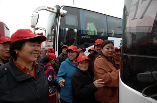 3月21日,市民登車準(zhǔn)備參加“百萬(wàn)游客春游天津”活動(dòng)。新華社發(fā)