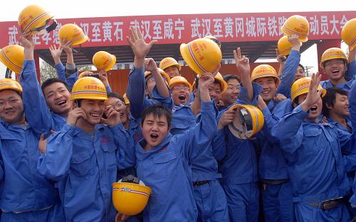 3月22日,建設(shè)者在武漢舉行的武漢城市圈四條城際鐵路開工儀式上歡呼慶祝。 新華社發(fā)(趙軍 攝)