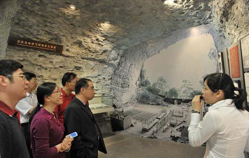 3月24日,游客在廣西百色市起義紀念館參觀。廣西百色市旅游部門的最新統(tǒng)計顯示,每年到百色參加紅色旅游的游客已超過100萬人次。從2000年3月開始,百色市開展以“鄧小平足跡之旅”為主題的紅色旅游活動,修葺了紅七軍軍部舊址、清風樓、解放街等紀念場館,并修建了紅軍橋、紅軍村、紅軍學校等景點,不斷豐富紅色旅游資源,吸引來眾多游客。廣西百色市是鄧小平同志當年領導發(fā)動百色起義的革命根據地,被列入全國“重點紅色旅游區(qū)”。新華社記者 周華 攝