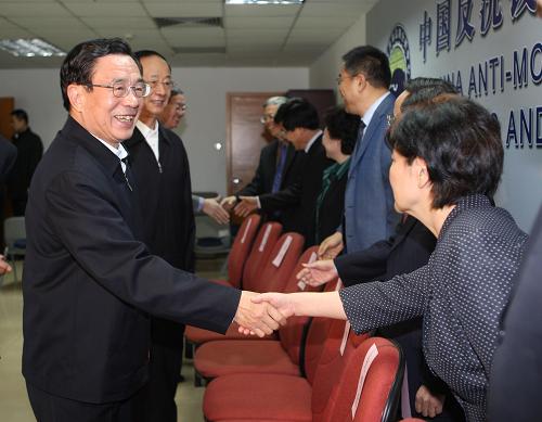 3月23日至25日,中共中央政治局常委、中央紀(jì)委書記賀國強(qiáng)深入中國投資有限責(zé)任公司、國家開發(fā)銀行、中國工商銀行、中國農(nóng)業(yè)銀行、中國銀行、中國建設(shè)銀行和中國反洗錢監(jiān)測(cè)分析中心等中央金融機(jī)構(gòu)調(diào)研,看望金融機(jī)構(gòu)干部職工,聽取了中國人民銀行、銀監(jiān)會(huì)、證監(jiān)會(huì)、保監(jiān)會(huì)的工作匯報(bào)。這是3月23日,賀國強(qiáng)在中國反洗錢監(jiān)測(cè)分析中心看望工作人員。 新華社記者 劉衛(wèi)兵 攝
