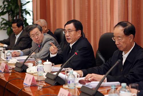 這是3月25日,賀國強(qiáng)出席中央金融機(jī)構(gòu)座談會(huì)并講話。新華社記者 劉衛(wèi)兵 攝
