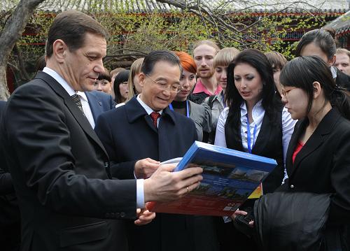 這是俄羅斯學(xué)生向溫家寶總理贈送圖書。新華社記者 李學(xué)仁 攝