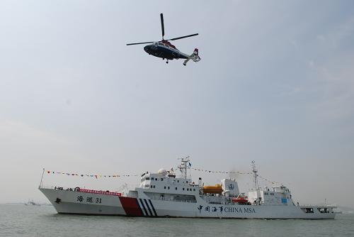 3月31日,福建沿海啟動(dòng)??章?lián)合巡航執(zhí)法活動(dòng),將對(duì)包括兩岸直航船舶航線水域安全通航情況等進(jìn)行為期3天的巡航執(zhí)法。此次巡航執(zhí)法活動(dòng)是福建海事局首次以3000噸級(jí)大型海事巡邏船(海巡31)為主開(kāi)展的福建沿海巡航執(zhí)法活動(dòng),巡航范圍覆蓋福建沿海及重要港口水域,其中重點(diǎn)為廈門灣至閩江口沿海擬規(guī)劃的臺(tái)灣海峽船舶定線制推薦航路水域,巡航總里程共約345海里。 新華社發(fā)