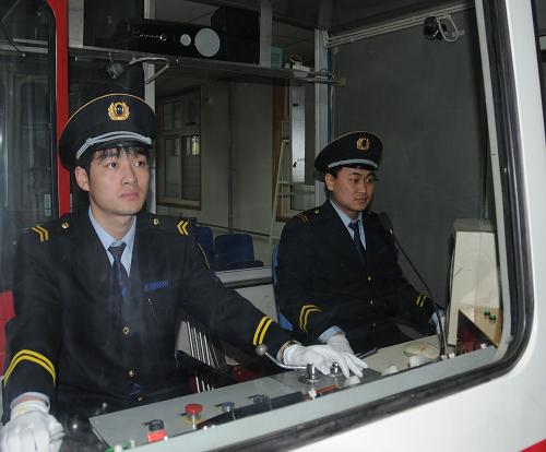 3月31日,地鐵司機(jī)在平面模擬駕駛器上進(jìn)行訓(xùn)練。當(dāng)日,城軌電動列車司機(jī)安全作業(yè)培訓(xùn)基地在北京地鐵公司正式掛牌成立,這也是目前國內(nèi)首家地鐵列車司機(jī)培訓(xùn)基地。這個基地成立后將成為城市軌道交通電動列車司機(jī)的安全教育、技術(shù)培訓(xùn)、考試、取證的重要場所,可同時培訓(xùn)2500人至3000人,除了培養(yǎng)北京地鐵自己的司機(jī)外,面向全國的地鐵行業(yè)進(jìn)行人員培訓(xùn)。 新華社記者 李志勇 攝