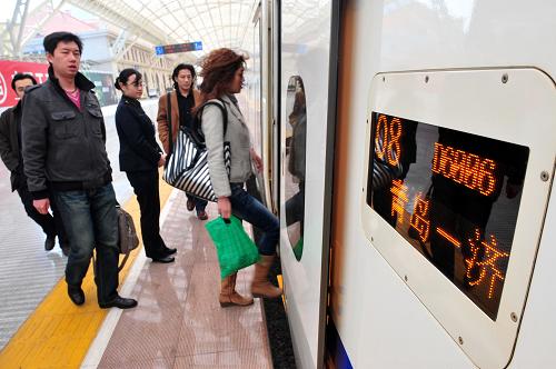 4月1日,旅客正登上由青島開(kāi)往濟(jì)南的D6006次列車(chē)。當(dāng)日起,濟(jì)南鐵路局對(duì)現(xiàn)有列車(chē)運(yùn)行圖進(jìn)行調(diào)整,濟(jì)青之間增添5對(duì)動(dòng)車(chē)組,從而使兩地之間運(yùn)行動(dòng)車(chē)數(shù)量達(dá)到每天12對(duì),在白天部分高峰時(shí)段,濟(jì)青之間動(dòng)車(chē)平均每1.3小時(shí)開(kāi)行一班,發(fā)車(chē)間隔基本實(shí)現(xiàn)“公交化”。 新華社記者 李紫恒 攝