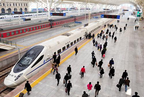 4月1日,旅客準(zhǔn)備乘坐由青島開(kāi)往濟(jì)南的D6006次列車(chē)。 新華社記者 李紫恒 攝