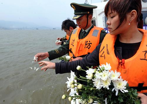 4月1日,福州馬尾邊防官兵和當(dāng)?shù)厝罕娫陂}江口海上緬懷馬江海戰(zhàn)英烈。清明節(jié)來臨之際,福州馬尾邊防官兵和當(dāng)?shù)厝罕娫诟=ㄩ}江口舉行海祭活動,緬懷為國捐軀的馬江海戰(zhàn)英烈,紀(jì)念馬江海戰(zhàn)125周年。1884年8月23日,由于晚清政府腐敗無能,法國艦隊長驅(qū)直入閩江口,對駐守馬尾港的福建南洋水師進行突然襲擊,擊沉擊毀南洋水師軍艦11艘和19艘其余船只,796名福建水師官兵拼死抗擊壯烈犧牲。 新華社記者 張國俊 攝