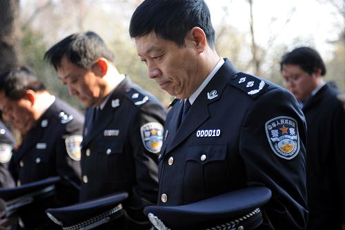4月1日,江蘇公安民警代表在祭奠活動中為公安英烈默哀。 新華社記者 韓瑜慶 攝