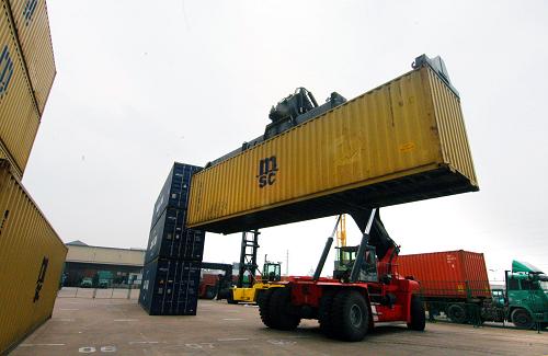 4月1日,在浙江義烏國際物流中心,吊車在吊運(yùn)集裝箱。 據(jù)金華海關(guān)駐義烏辦事處統(tǒng)計(jì),截至3月26日,義烏當(dāng)月出口集裝箱量達(dá)到40605標(biāo)箱,比去年同期增長6.8%。新華社發(fā)(張建成 攝)