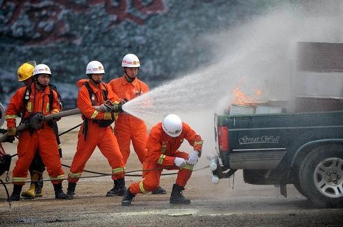 4月2日,山東省災(zāi)害事故應(yīng)急救援總隊在進(jìn)行公路交通事故處置演練。當(dāng)日,山東省災(zāi)害事故應(yīng)急救援總隊在濟(jì)南組建,并舉行多兵種演練,提高應(yīng)對災(zāi)害能力。據(jù)了解,山東省災(zāi)害事故應(yīng)急救援總隊依托山東省消防總隊組建,除完成火災(zāi)撲救任務(wù)外,還將承擔(dān)以搶救人員生命為主的危險化學(xué)品泄漏、道路交通事故、地震及其次生災(zāi)害、群眾遇險事件的救援工作,并參與配合處置水旱災(zāi)害、氣象災(zāi)害和重大環(huán)境污染、核輻射事故、突發(fā)公共衛(wèi)生事件等的應(yīng)急救援。 新華社記者 朱崢 攝