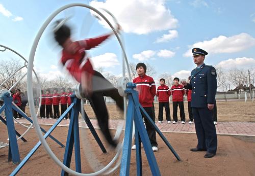 3月30日,女飛行學員在進行滾輪考試。每名女飛行學員都要用70秒鐘時間完成左右各旋轉20圈才能通過滾輪考試。新華社發(fā)(譚超攝)