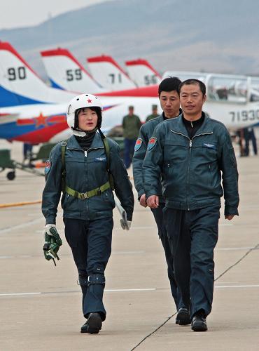 3月29日,女飛行學員余旭(左)完成飛行技術考核后,與教官一同返回。 新華社發(fā)(譚超攝)