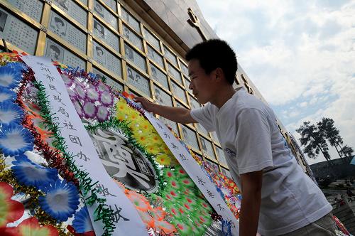 4月4日,一名群眾在“福建見義勇為紀念碑”前敬獻花圈。清明期間,福建省各界人士來到福州市妙峰山“福建見義勇為紀念碑”前,悼念見義勇為犧牲的勇士。據(jù)福建省見義勇為基金會有關(guān)負責(zé)人介紹,這個省開展見義勇為表彰工作15年來,省、市、縣共召開表彰大會1145場,表彰獎勵見義勇為先進分子7544人,頒發(fā)獎金2219萬元。“福建見義勇為紀念碑”是由福建省公安廳、省民政廳、省見義勇為基金會等單位于2001年4月建成的全國第一座見義勇為紀念碑,該紀念碑上現(xiàn)已鐫刻著125名見義勇為犧牲勇士遺像和事跡簡介。 新華社記者 來建強 攝