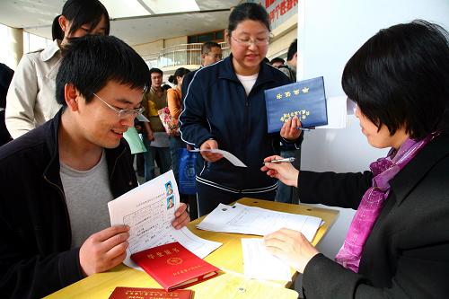 4月7日,一名年輕人遞交報(bào)名表和資料。當(dāng)日,北京市懷柔區(qū)社區(qū)工作者公開(kāi)招錄開(kāi)始報(bào)名,眾多往屆、應(yīng)屆大學(xué)畢業(yè)生前來(lái)報(bào)名。懷柔區(qū)首批將錄用56名人員,在社區(qū)街道負(fù)責(zé)社會(huì)治安、公共衛(wèi)生、社會(huì)保障、就業(yè)服務(wù)、幫扶救助等工作。 新華社發(fā)(卜向東 攝)