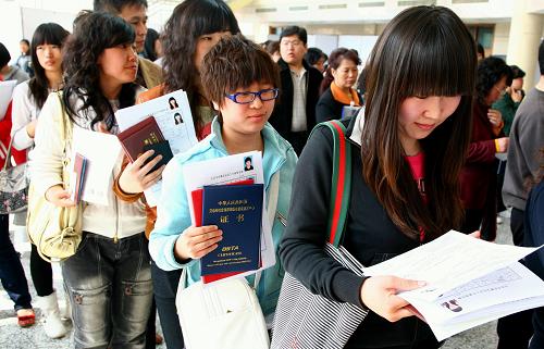 4月7日,幾名年輕人排隊(duì)等待報(bào)名。新華社發(fā)(卜向東 攝)
