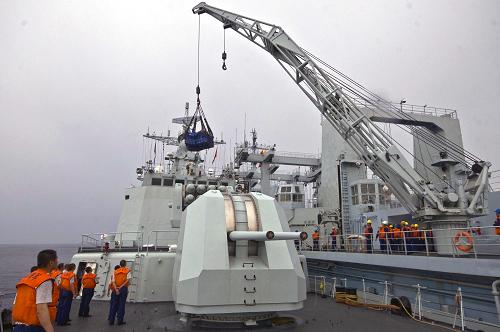 4月6日,中國海軍第二批護航編隊“青海湖”號綜合補給艦在馬六甲海峽向“深圳”號導(dǎo)彈驅(qū)逐艦吊運補給物資。中國海軍第二批護航編隊6日進行了起航后的首次補給。 新華社發(fā)(駱源 攝)