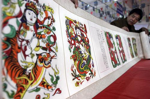 4月16日,在河南旅游商品博覽會上,開封市一家參展企業(yè)展示一幅長28米的朱仙鎮(zhèn)年畫精品長卷。當日,河南省旅游商品設(shè)計大賽暨博覽會在洛陽開幕,約600家企業(yè)參展,展品包括洛陽唐三彩、開封汴繡、南陽玉石、許昌鈞瓷等,品種達2000多個。 新華社發(fā)(張曉理 攝)
