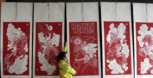 4月16日,在河南旅游商品博覽會上,三門峽市一家參展企業(yè)展示剪紙系列作品《岳飛傳》。新華社發(fā)(張曉理 攝)