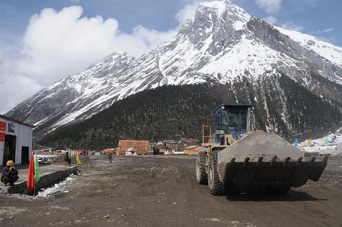 正在建設(shè)中的墨脫公路(4月20日攝)。4月20日,墨脫公路新改建工程正式開工建設(shè)。西藏林芝地區(qū)墨脫縣是全國(guó)唯一一個(gè)至今未通公路的縣,隨著這一工程的建設(shè),墨脫有望在3年內(nèi)告別“高原孤島”的原始交通狀態(tài)。新華社記者 涂洪長(zhǎng) 攝