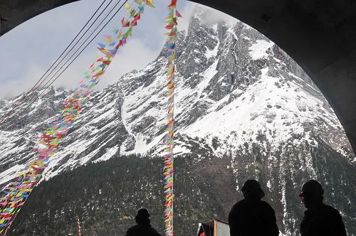 正在建設(shè)中的墨脫公路的先期工程——嘎隆拉雪山隧道(4月20日攝)。新華社記者 涂洪長(zhǎng) 攝