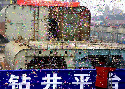 4月20日,我國自主設(shè)計建造的3000米深水半潛式鉆井平臺下塢儀式在上海舉行。新華社記者 陳飛 攝