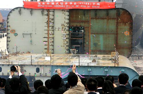 4月20日,我國自主設(shè)計建造的3000米深水半潛式鉆井平臺下塢儀式在上海舉行。新華社記者 陳飛 攝