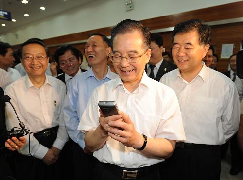 4月19日至21日,中共中央政治局常委、國務(wù)院總理溫家寶在廣東省考察工作。這是4月19日,溫家寶在深圳中興通訊股份有限公司考察時(shí),使用可視手機(jī)進(jìn)行視頻通話。 新華社記者 黃敬文 攝