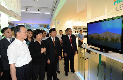 這是4月20日,溫家寶在廣州第105屆中國進(jìn)出口商品交易會(huì)觀看家電產(chǎn)品展。 新華社記者 黃敬文 攝