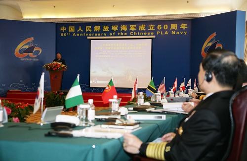 4月21日,“和諧海洋”多國海軍高層研討會在青島舉行,來自29個國家的海軍代表團團長出席研討會。各國海軍領導人、艦隊司令普遍向中國海軍成立60年來取得的成就表示祝賀,對中國海軍為維護世界和地區(qū)和平所作出的貢獻表示贊賞,并就進一步加強海上安全合作、共同構建和諧海洋達成了廣泛共識。 新華社記者 查春明 攝