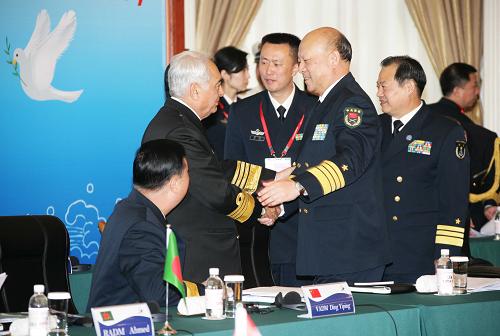 4月21日,中國海軍司令員吳勝利上將接見參加“和諧海洋”多國海軍高層研討會的多國海軍代表團團長。新華社記者 查春明 攝