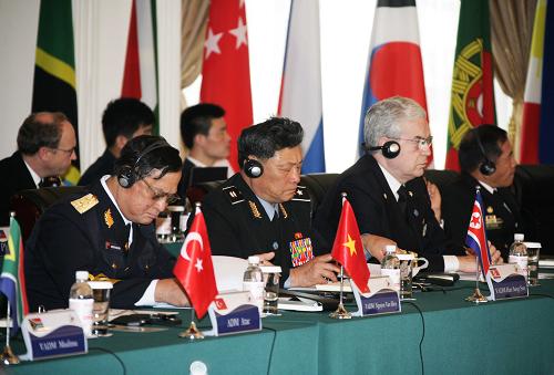 4月21日,多國海軍代表團團長在聽取中國海軍司令員吳勝利上將在“和諧海洋”多國海軍高層研討會上作的主旨發(fā)言。 新華社記者 查春明 攝