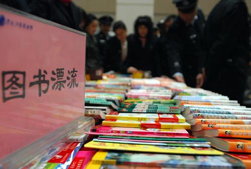 4月23日,漂流書(shū)籍吸引大批讀者。當(dāng)日,黑龍江省圖書(shū)館在世界讀書(shū)日當(dāng)天開(kāi)展“圖書(shū)漂流”活動(dòng),圖書(shū)館提供1000余冊(cè)圖書(shū)、500余冊(cè)少兒新書(shū)用于漂流,活動(dòng)吸引了大量哈爾濱市民參與。 新華社記者 王松 攝